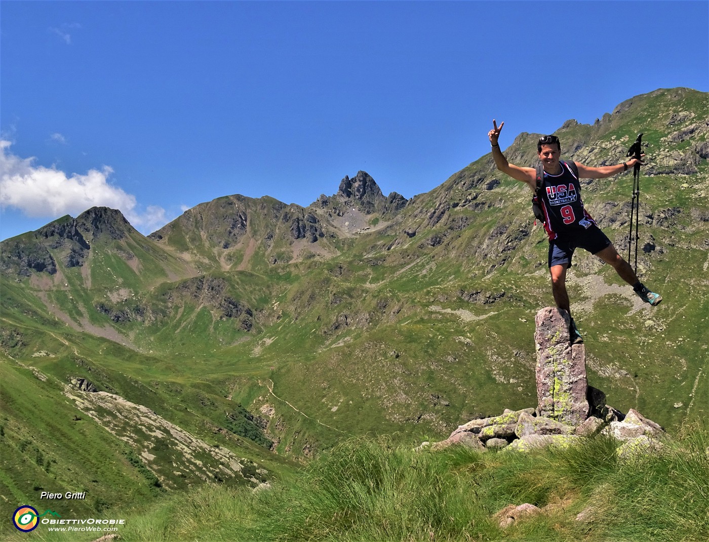 52 Sull'ometto di vetta del MIncucco (2001 m) con vista in Triomen-Tribortoi-Valletto-Ponteranica.JPG